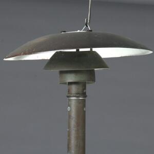Poul Henningsen, m.fl. PH-4,53. Udendørs standerlampe af patineret kobber, hvidbemalede underskærme.