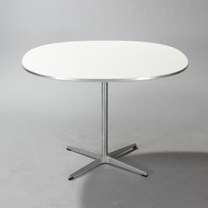 Piet Hein, Bruno Mathsson Super-cirkulært spisebord med top af hvid laminat, opsat på firpas søjlefod af satinpoleret aluminium. Model A603.