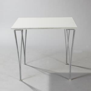 Piet Hein, Bruno Mathsson Kvadratisk spisebord med top af lys grå laminat, opsat på klemben af forkromet stål. Model B431.