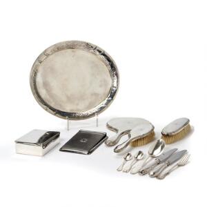 Samling sølv bestående af bestik, toiletgarniture, blokholder, æske mm. Vægt 1299 gr. eksl. dele med stål o.a. 37