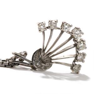 Diamanthalskæde af 14 kt. hvidguld, prydet med brillant- og enkeltslebne diamanter på i alt ca. 0,32 ct. Vedhæng L. 2,3. Kæde L. 41. Ca. 1960erne.