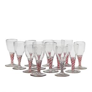 Samling af 12 glas med ægformet cuppa, på stilke med røde og hvide spiraller samt et glas med blå og hvide spiraler, på rund fod. BelgienHolland, c. 1800. 13