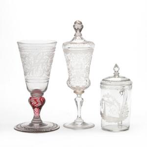 Tre glas bestående af bøhmisk glas, trolovelsesglas samt lågkrus. Tyskland, 18. årh. H. 14,5-23,5 cm. 3