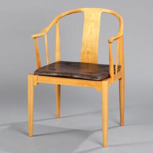 Hans J. Wegner Kina-stol. Armstol af kirsebærtræ, løs hynde med brunt, dybthæftet skind. Model 4283. Udført hos Fritz Hansen.