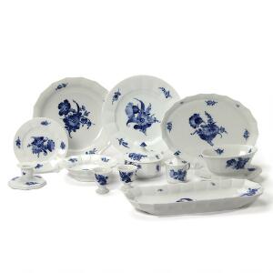 Blå blomst kantet spisestel af porcelæn samt musselmalet riflet skål, dekorerede i underglasur blå. Diverse sorteringer. Royal Copenhagen. 69