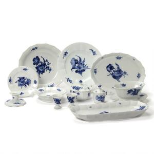 Blå blomst kantet spisestel af porcelæn samt musselmalet riflet skål, dekorerede i underglasur blå. Diverse sorteringer. Royal Copenhagen. 69