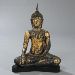 Buddha Shakyamuni af forgyldt bronze med indlagte øjne. Thailand, Utong stil, 19. årh.s første halvdel. H. 68 cm.