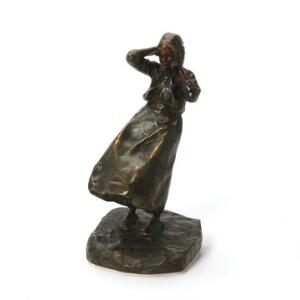 Ruth Milles Figur af patineret bronze i form af ung kvinde i blæsevejr. Sign. Ruth Milles samt nr. 75. H. 25 cm.