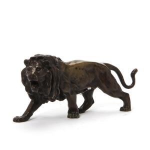 Figur af patineret bronze i form af løve. Ca. 1900. L. 30 cm.