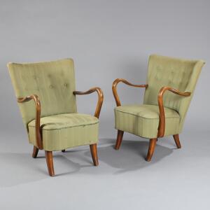 Alfred Christensen Et par lænestole med stel af lakeret bøgetræ, sæde og ryg med grønt betræk. Udført hos Slagelse Møbelværk. 2