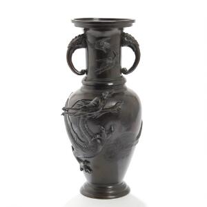 Orientalsk vase af mørkpatineret bronze, støbt med fugle og fabeldyr. 20. årh. H. 44.