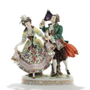 Kurtiserende par. Figur af porcelæn, dekoreret i farver og guld. Capodimonte mærke. 20. årh. H. 30.