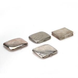 Tre cigaretetuier af sølv, indvendig forgyldte. Tyskland mm, 20. årh. Ca. 8 x 6,5 og 8 x 9,5 cm. 4