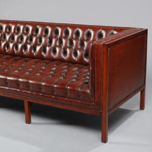 Ubekendt designer Fritstående tre-personers sofa med stel af mahognipoleret træ, ryg, sider og sæde med dybhæftet brunt skind. L. 212,5.
