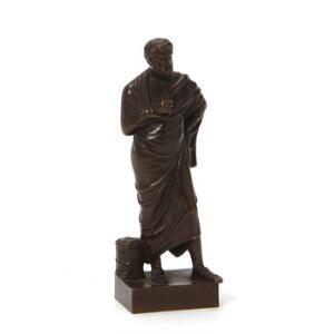 Figur af klassisk græsk filosof af patineret bronze. Graveret F. Barbedienne. 19. årh. H. 13 cm.