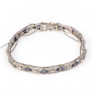 Safir- og diamantarmbånd af 18 kt. hvidguld prydet med talrige facetslebne syntetiske safirer og brillant- og rosenslebne diamanter. Ca. 1950.