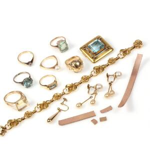 En samling smykker af 14 kt. guld bestående af armbånd, seks ringe med farvede sten, perlering og perleøreskruer, stave af ren guld samt akvamarinbroche.
