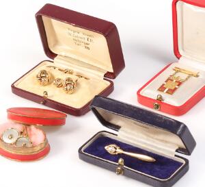 Smykkesamling af 14 kt. guld bestående af to sæt manchetknapper, et sæt skjorteknapper, et kongemærke samt en brochenål prydet med ferskvands kulturperle.