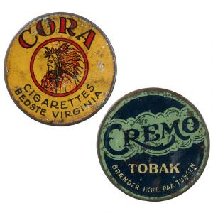 Postskillemønter, Cora og Cremo, begge 10 øre på blå baggrund. 2