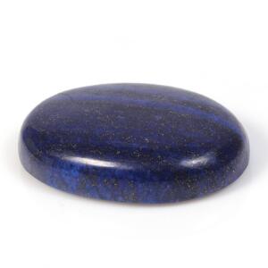 Uindfattet, oval cabochon lapis lazuli på ca. 1238.10 ct. Certifikat medfølger. 2012.