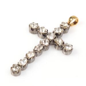 Diamantvedhæng af 14 kt. guld og oxideret sølv i form af kors prydet med rosenslebne diamanter. L. ca. 5 cm. Ca. 2002.