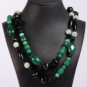 Lang halskæde prydet med perler af udskårne og facetslebne onyx, grøn agat og kvarts. Perlediam. ca. 5-20 mm. L. ca. 130 cm. Ca. 2011.