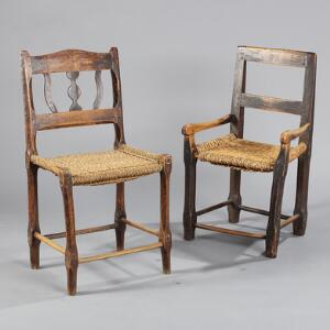 To almue stole af delvist poleret træ, sæder med flettet bast. 19. årh. 2