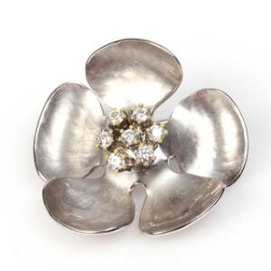 Diamantbroche af 14 kt. hvidguld i form af blomst prydet med brillantslebne diamanter. Krebs Hyllested. L. 2,7 cm.