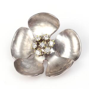 Diamantbroche af 14 kt. hvidguld i form af blomst prydet med brillantslebne diamanter. Krebs Hyllested. L. 2,7 cm.