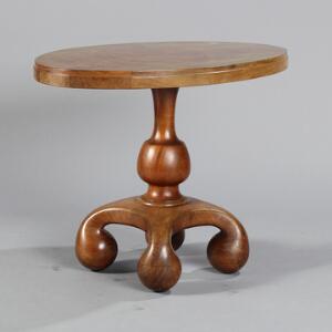 Ovalt bord af mahogni, balusterformet stamme på firpasfod kugleformet fødder med hjul. 19. årh. H. 67,5. L. 90. B. 59,5.