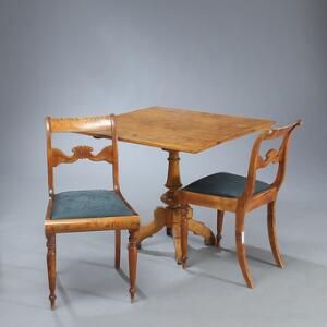 Svensk senempire møblement af birketræ,  bestående af bord og fire stole. 19. årh.s midte. Bord H. 75. L. 86. B. 89. 5