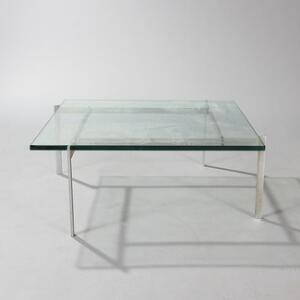 Poul Kjærholm PK-61. Kvadratisk sofabord med stel af matforkromet stål, forsynet med plade af glas. Udført hos Fritz Hansen. H. 32. B. 80. L. 80.