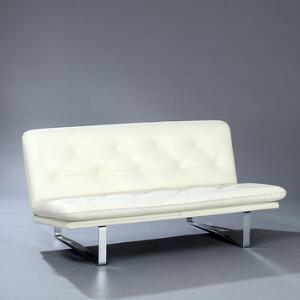 Kho Liang Le Fritstående to-personers sofa med stel af forkromet stål. Betrukket med hvidt, farvet, dybthæftet skind. L. 155.