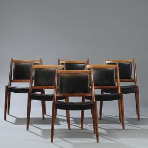 Steffen Syrach-Larsen Seks spisestole. Sæde samt ryg betrukket med sort patineret skind. Formgivet 1960. Udført hos Gustav Bertelsen. 6