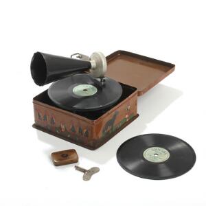 Bing Pigmyphone. Tysk rejsegrammofon i æske af metal, to medfølgende vinyl singleplader. H. 8. L. 16. B. 16.