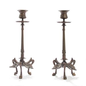 Et par lysestager af mørkpatineret bronze, støbt med kanneleret stamme, blomster og bladværk, trepas-fod med løvefødder. 19. årh. H. 31,5. 2