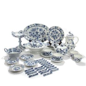 Løgmønster. Service af porcelæn, Meissen, dekoreret i underglasur blå, bestående af 33 dele. 33