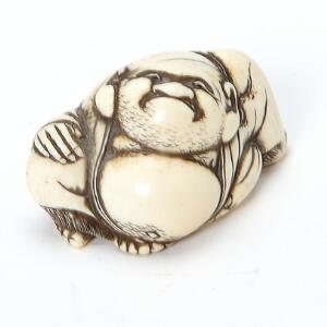 Japansk netsuke af elfenben i form af Hotai. EdoMeiji, 19. årh. H. 3 cm.