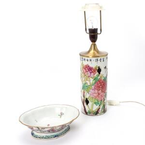 Kinesisk præsentationsskål og hatstand omgjort til lampe af porcelæn, dekorerede i farver. Kina, 19.20. årh. H. 7-48 cm. 2