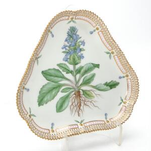 Flora Danica trekantet fad af porcelæn, dekoreret i farver og guld med blomster. Royal Copenhagen. 3508. L. 23,5 cm.