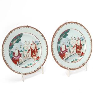 To ostindiske tallerkener af porcelæn, dekorerede i farver og guld med prins Paris dom. Qianlong 1736-1795. Diam. 22,5 og 23 cm. 2