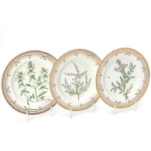 Flora Danica tre tallerkner af porcelæn, dekorerede i farver og guld med blomster. Royal Copenhagen. 3549. Diam. 25,5 cm. 3