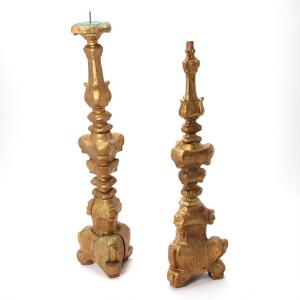 Et par næsten identiske italienske lysestager af træ. 18. årh. H. 6469 cm. 2