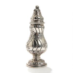 Strøbøsse af sølv, skævknækket korpus med bladranker. Vægt ca. 180 gr. H. 20,5.