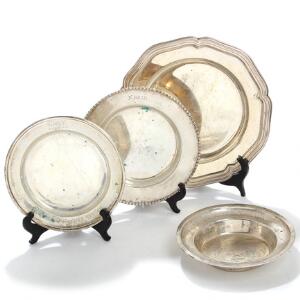 Dækketallerken samt 3 børnetallerkener af delvist hammerslået sølv. Vægt ca. 920 gr. Diam. 17,5-26. 4