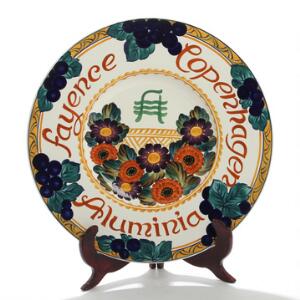 Harald Slott-Møller Vægfad af fajance, Aluminia, dekoreret med blomster i polykrome farver. Nr. 748300. Diam. 45.