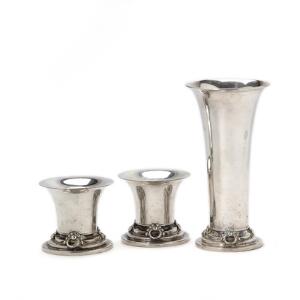 Vase samt to lysestager af sølv, trompetformet og støbt med perleornamentik. Stemplet C. Holm og Københavns bymærke. Vægt 664 gr. H. 8-19 cm. 3