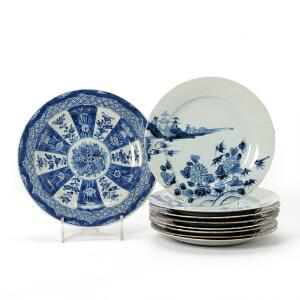 Otte kinesiske tallerkener dekorerede i underglasur blå. Qianlong 1736-1795. Diam. 22-25,5 cm.