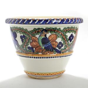Harald Slott-Møller Palmeurtepotte af fajance, Aluminia, dekoreret med fugle og blomster i polykrome farver. Nr. 779290. H. 30. Diam. 40.