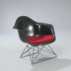 Charles Eames Skalstol af sort glasfiber, stel af sortlakeret stål. Hynde i sæde betrukket med rød uld. Udført og mærket hos Herman Miller.